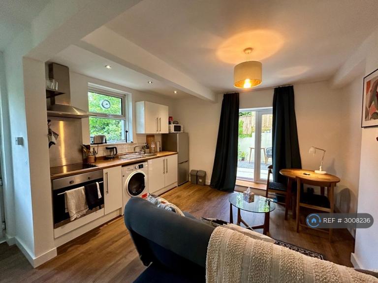 1 bedroom flat in The Sycamores, Bournemouth, BH4 (1 bed) (#3008236)