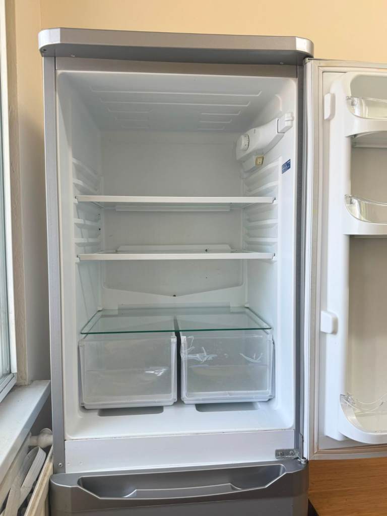 Free standing fridge 