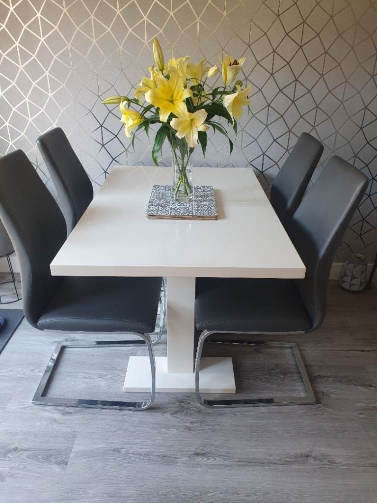 Diningroom Table & Chairs