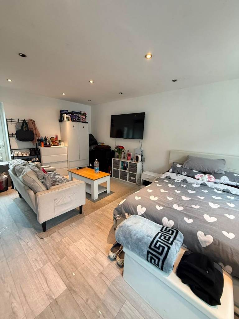 Spacious & Cosy Studio for Rent in - UB3 1QF