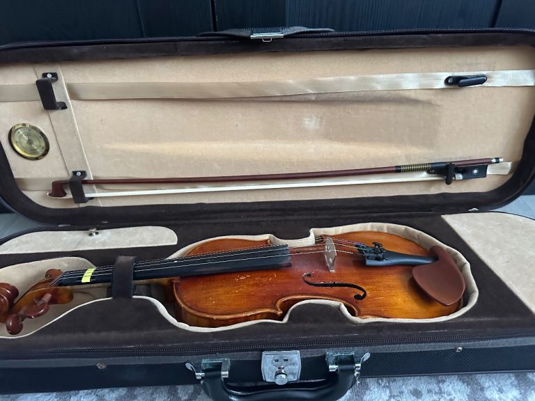 Violin with Bow and Hard Case – Good Condition