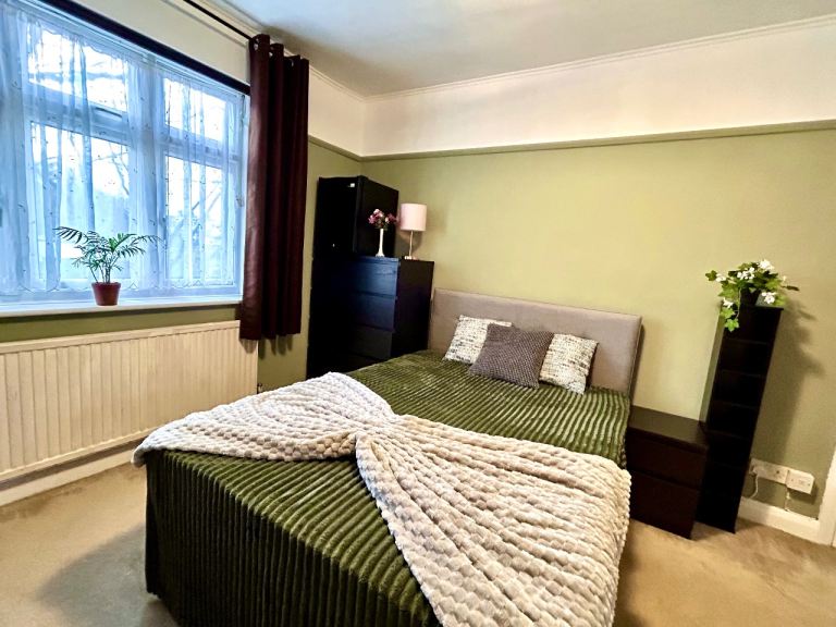 Good Size-High Spec Double Room to rent, Ealing – Pitshanger – Hanger Lane