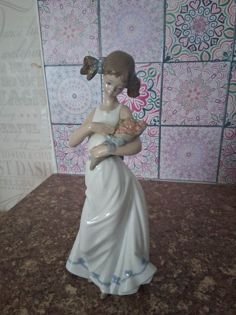 RARE LLADRO NAO GIRL LADY WITH PIGTAILS HOLDING BOUQUET OF FLOWERS 12" TALL