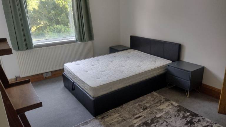 Large double room in clean quiet house in Southend 