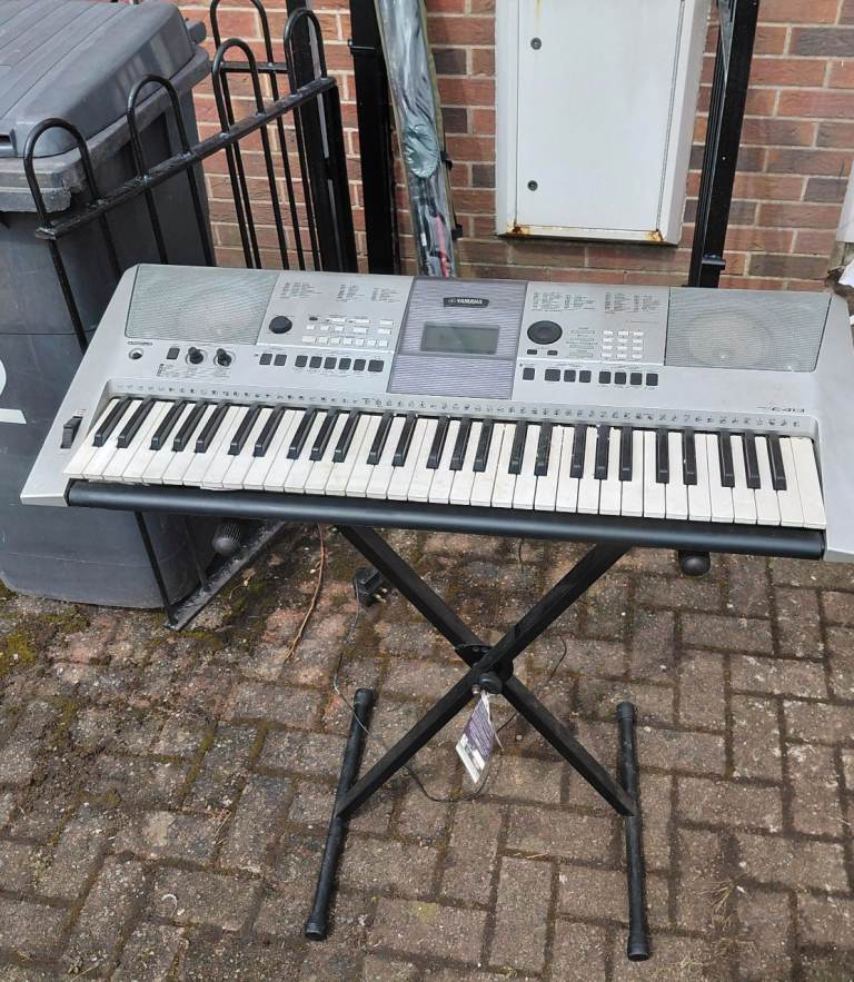 Yamaha PSR-E413 61-Key Portable Keyboard