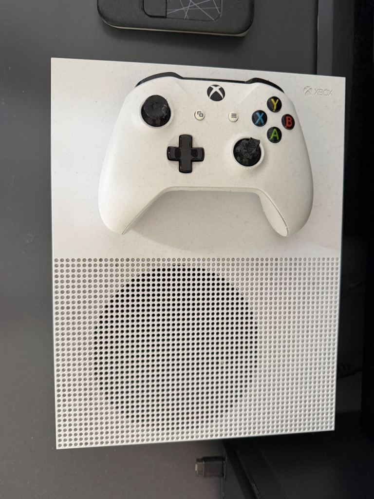 Xbox One - Includes damaged controller
