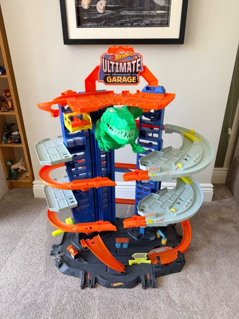 Hot Wheels Ultimate Dinosaur Garage