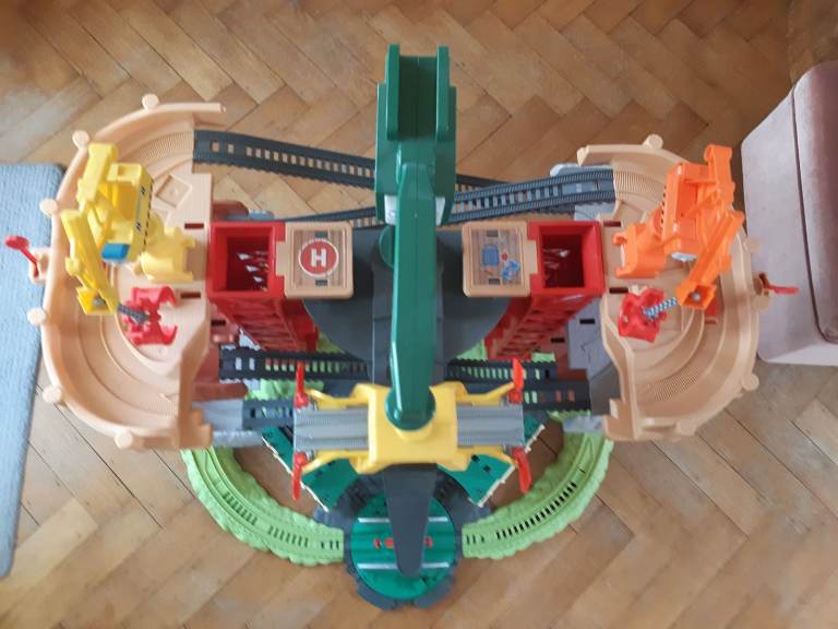 Trains & Cranes Super Tower