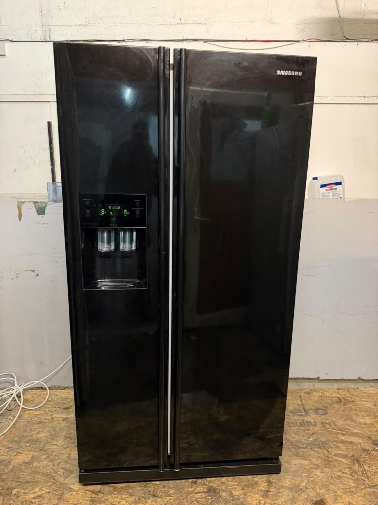 Free delivery 🚚 Black American Style fridge freezer With water and ice dispenser.