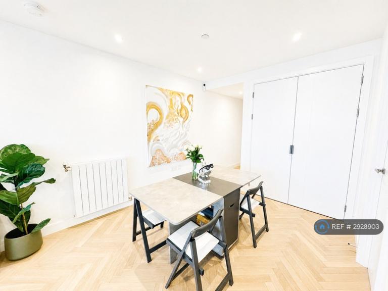 2 bedroom flat in Brigadier Walk, London, SE18 (2 bed) (#2928903)