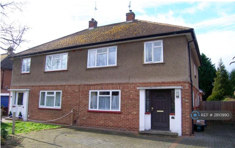 5 bedroom house in The Crescent, Egham, TW20 (5 bed) (#2810990)