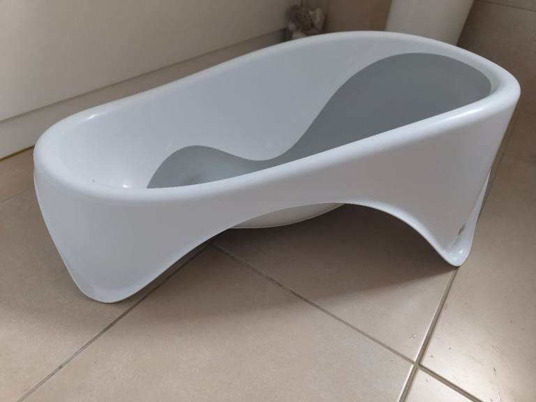 2-in-1 Baby Bathtub with Integrated Soft-Touch Support. 