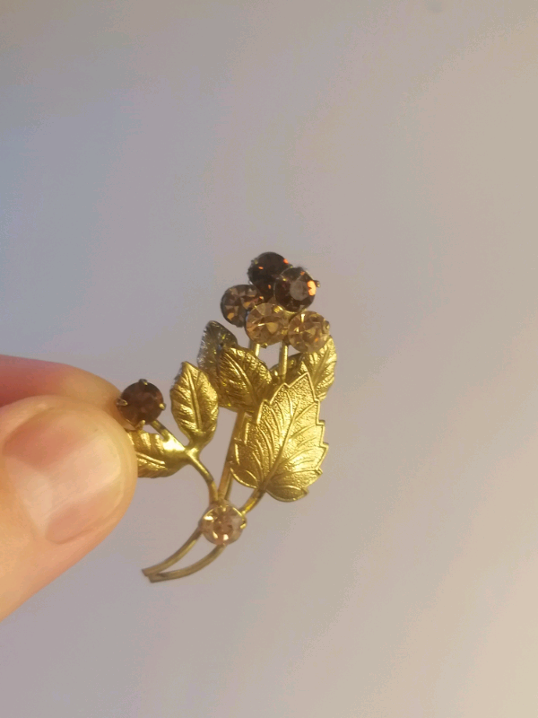  Vintage Gold Colour leaf brooch. 