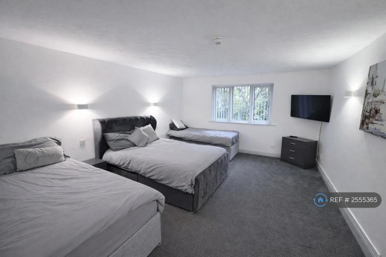 1 bedroom flat in Rochdale Road, Denshaw, Oldham, OL3 (1 bed) (#2555365)