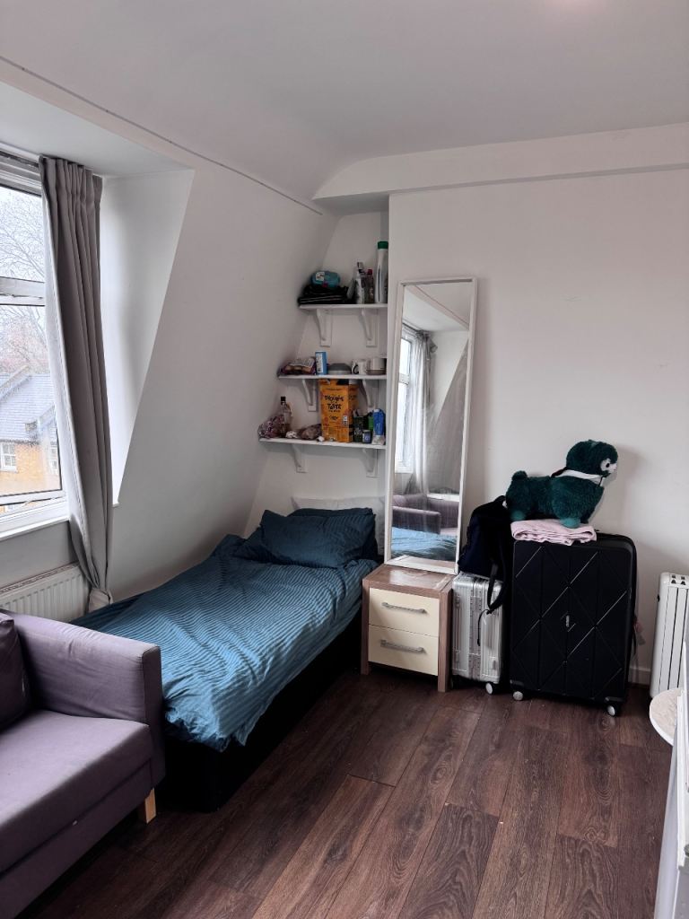 Shared Room with 2 Separate Beds – Whitechapel E1 (Available from 17 Dec)