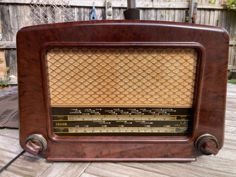 VINTAGE COSSOR MELODY MAKER MODEL 524 BAKELITE VALVE RADIO