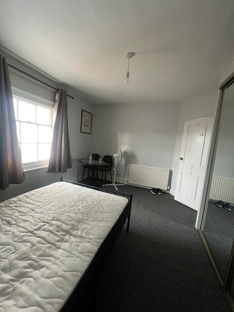 Flat room share available 