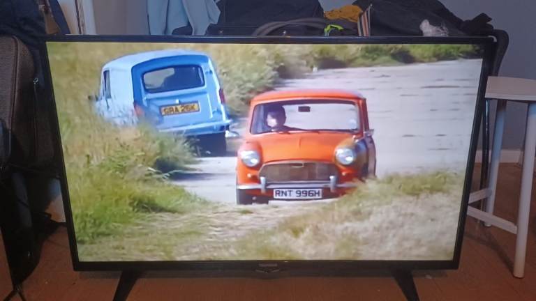 FREE DELIVERY excellent 43 TELEFUNKEN LED full HDTV 1080p freeveiw channels inbuilt 