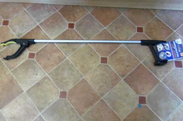 TRIGGER GRIP MAGNETIC PICK UP HAND EXTENSION  TOOL 76CM LONG 