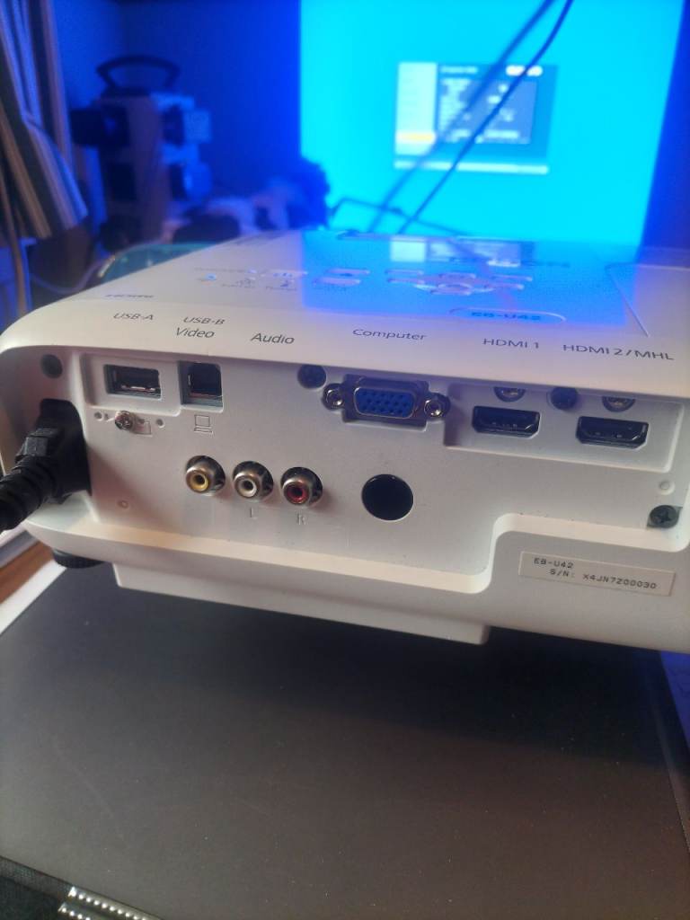Epson EB‑U42 (H846B) WUXGA Projector – very low Lamp Hours – Carry Case – HDMI Wi‑Fi
