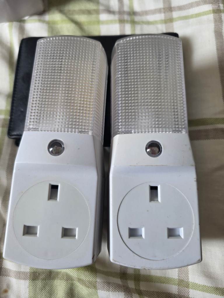 Pair of HHS Trading SC506 Plug-in Night Lights – Good Condition