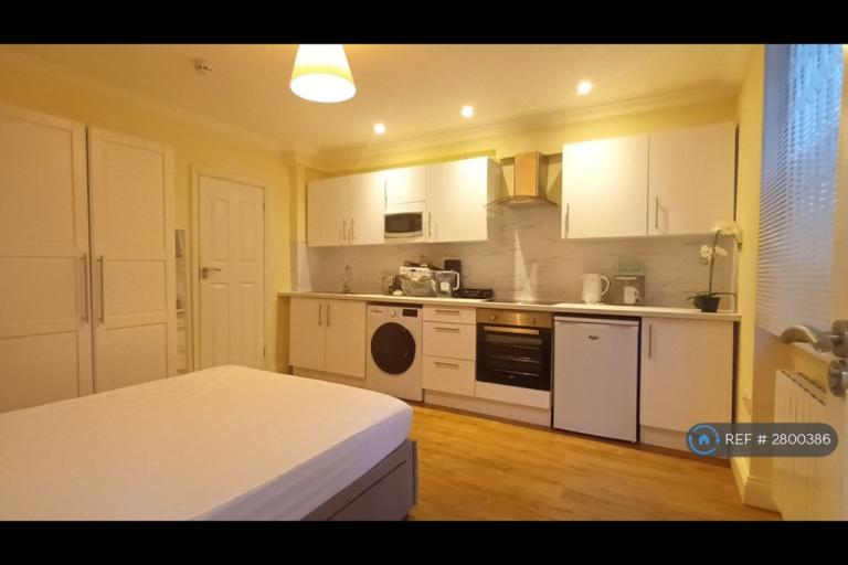 Studio flat in Bamborough Gardens, London, W12 (#2800386)
