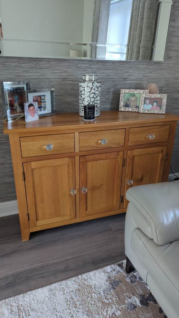 Matching solid oak sideboard & tv unit