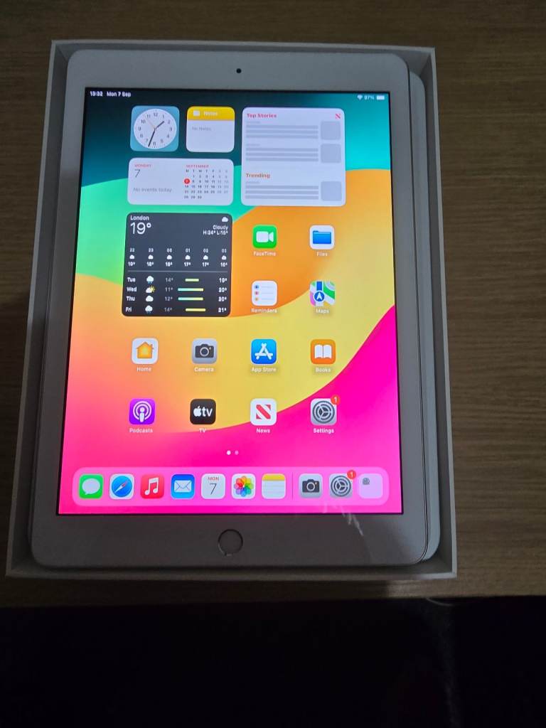 Apple Ipad 6 / White and Silver/ 32 GB/Boxed / Immaculate Like New Condition