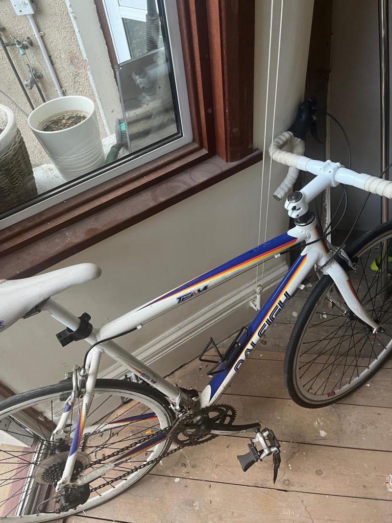 RALEIGH Road Bike - White, Good for Spares or Repair