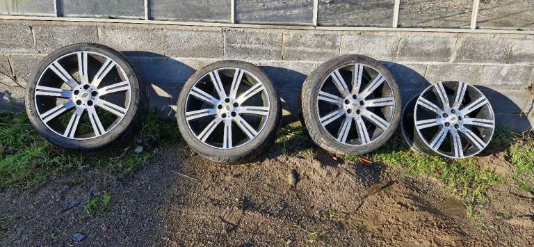 Range Rover 22" Wheels and Tyres