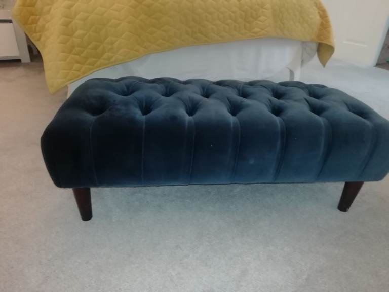 Beautiful navy velvet, button detail chaise lounge 