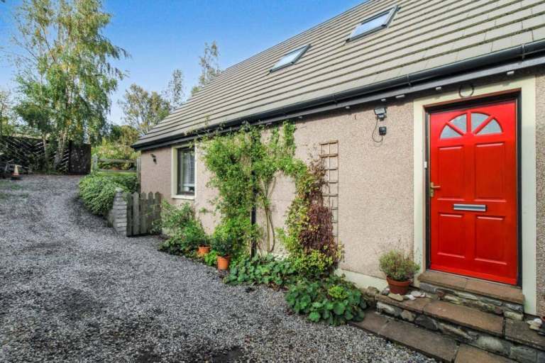 Double furnished room to rent in shared house in central Nairn