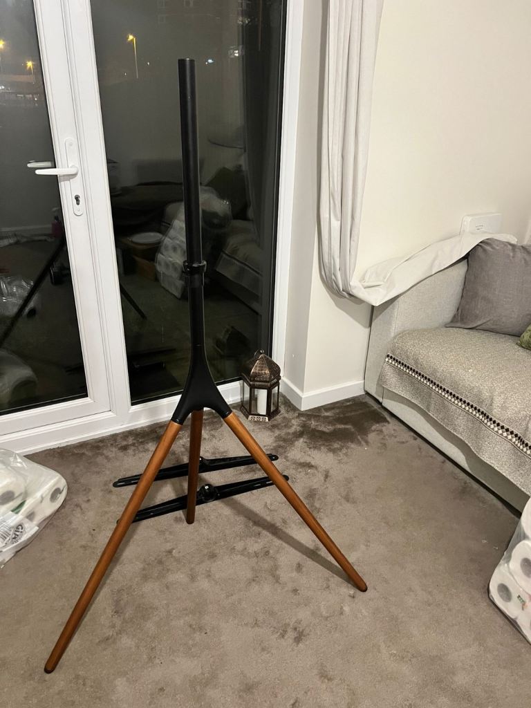 SANDSTROM Chevalet SCHEV19 880 mm TV stand with Bracket for 32-60" TVs - Black & Brown