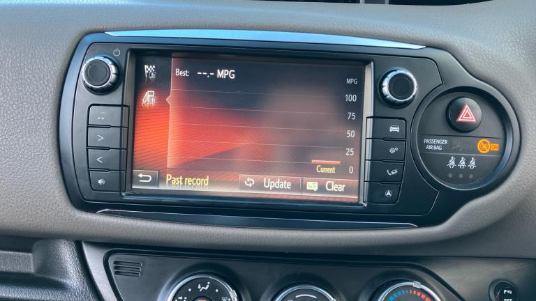 2017 Toyota Yaris 1.33 VVT-i Design 5dr Petrol Hatchback Hatchback Petrol Manual