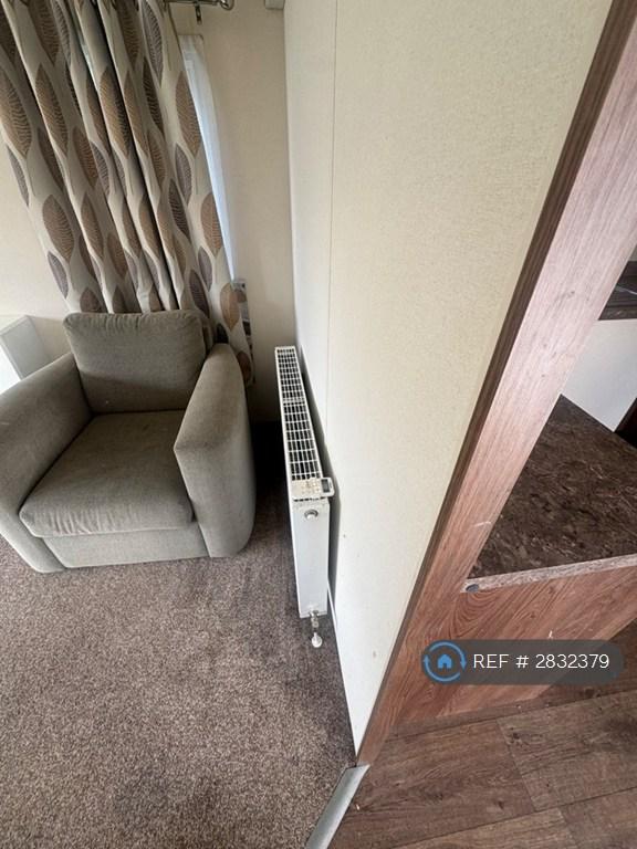 2 bedroom house in Reigate Road, Horley Gatwick, RH6 (2 bed) (#2832379)