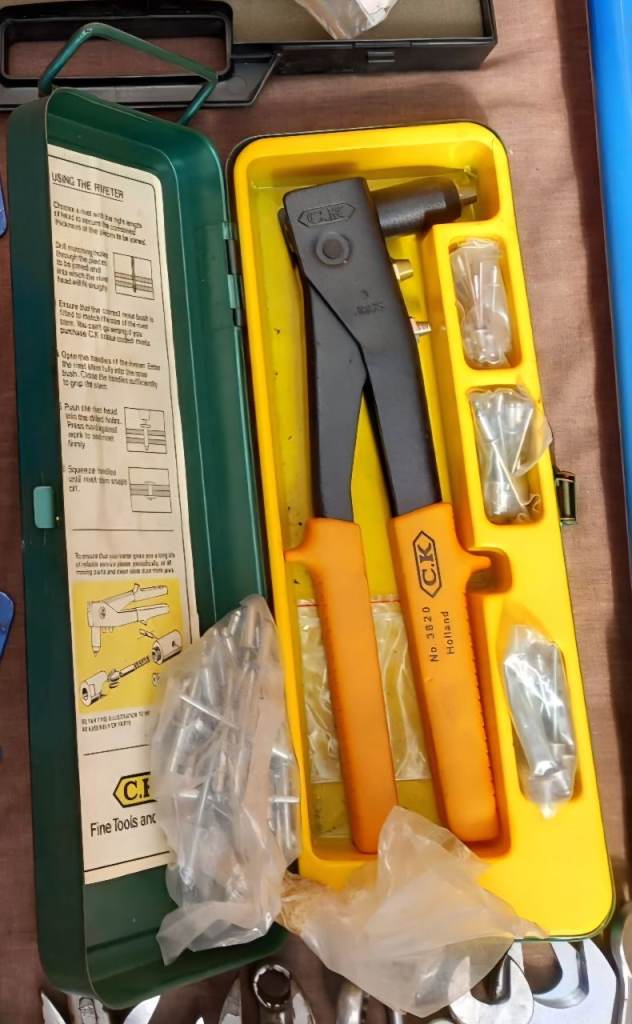 C.K T3820 Hand Riveter Kit