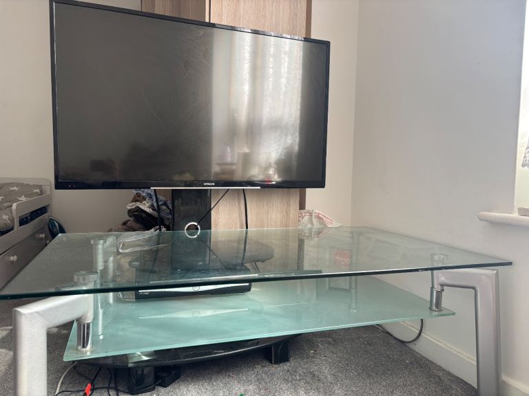 Hitachi TV + Glass Coffee Table Bundle - Excellent Condition!
