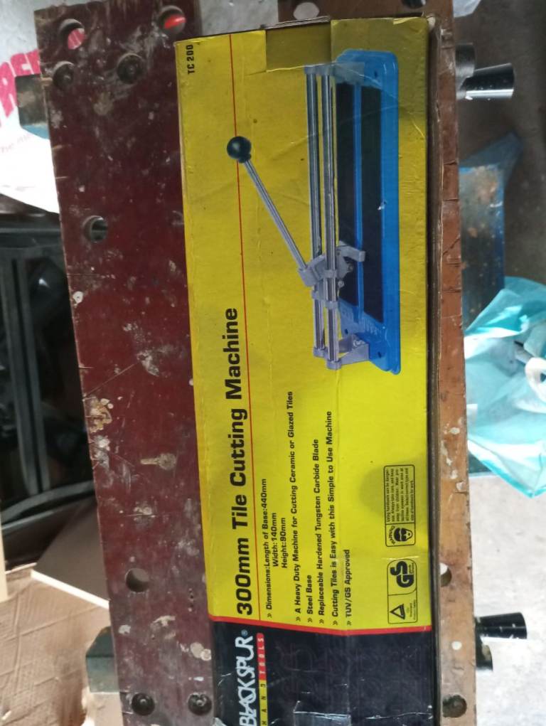 Tile cutter 