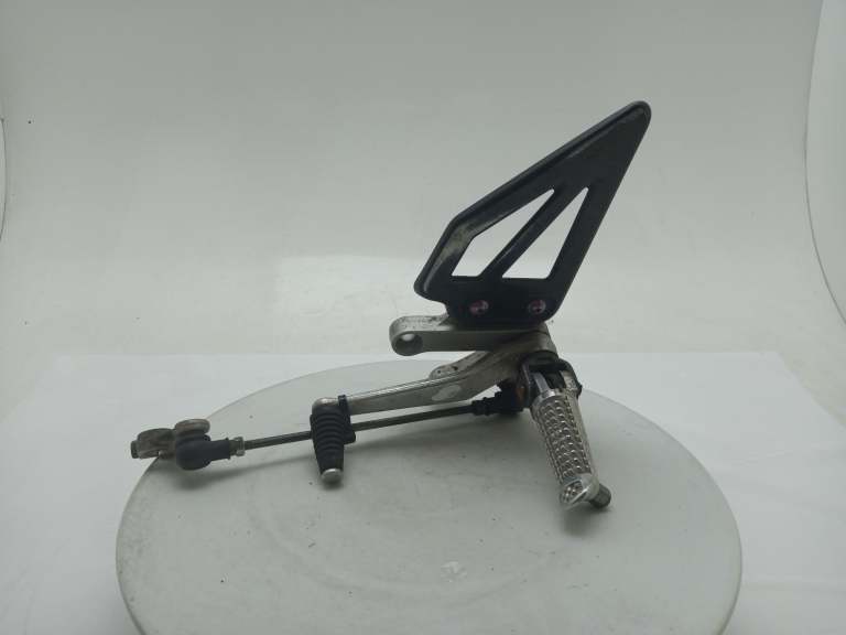 2001 Suzuki Gsxr 600 K1 Left Footrest 4352135f00000