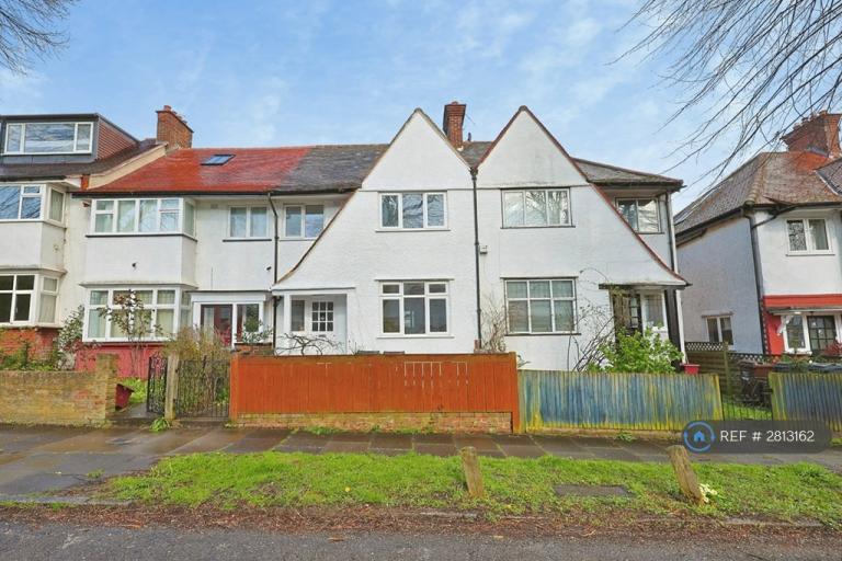 4 bedroom house in Park Drive, London, W3 (4 bed) (#2813162)