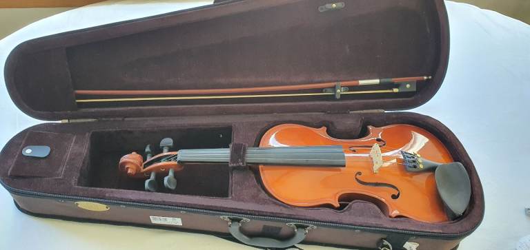 Full Size Violin with Bow and Hard Case – Excellent Condition