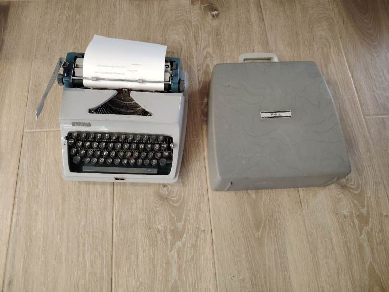 Vintage Erika Model 41 Typewriter – Good Working Order