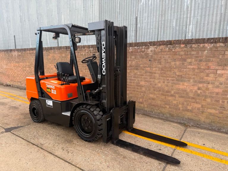 2005 Daewoo 3.3ton diesel forklift, container spec triple mast 