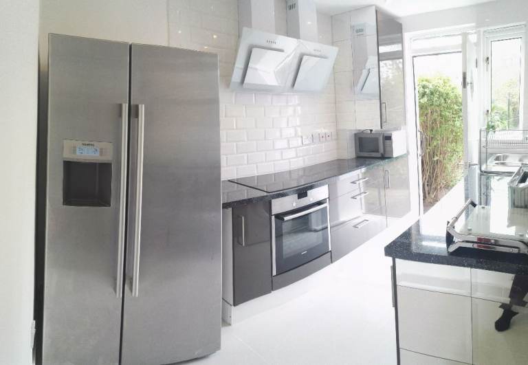 Luxury semi-ensuite (share bathroom with 1 person), free parking, private garden