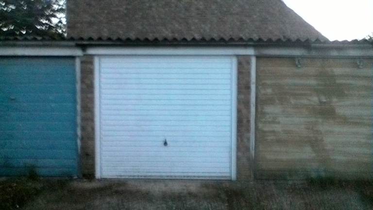 HP2 ~ Lock Up garage / Storage  - To Rent in Sandridge Cl. Hemel Hempstead - Marvellous condition !