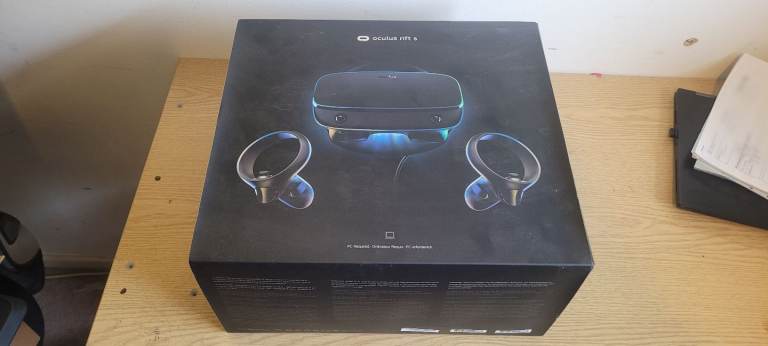 Oculus rift s VR Headset and controllers