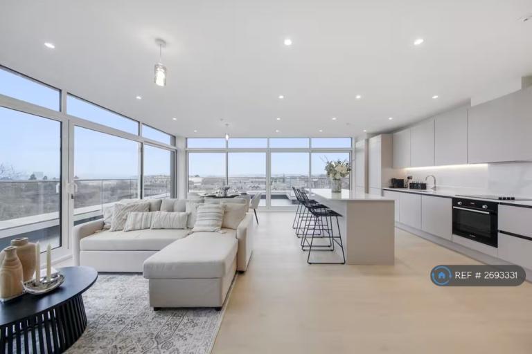 3 bedroom flat in Raffles House, London, NW4 (3 bed) (#2693331)