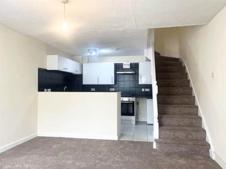 1 bedroom end terrace house to rent in Colnbrook