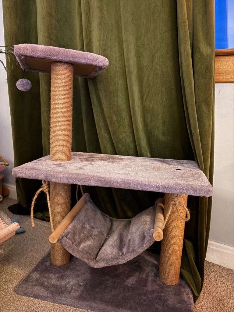 Cat scratching post / bed 