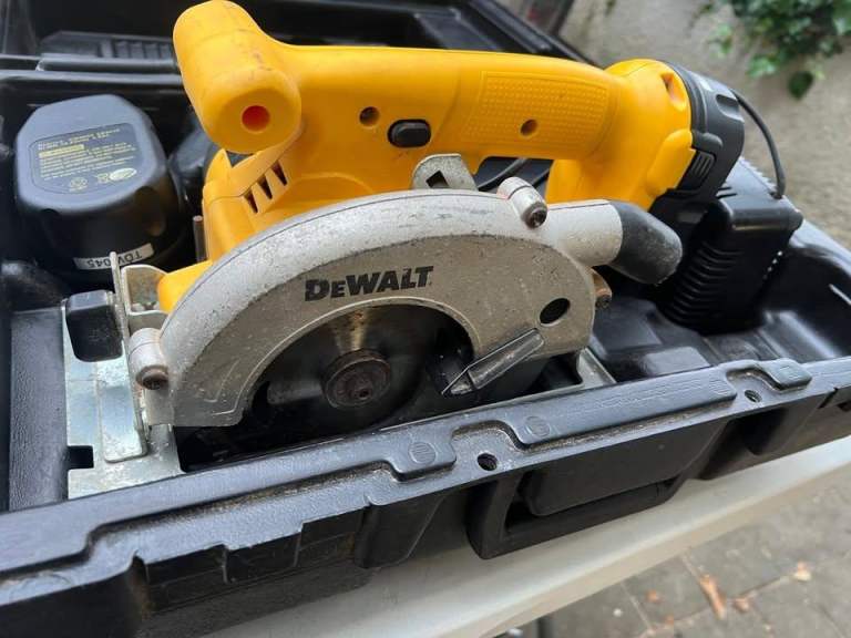 DeWalt DW935 14.4V Ni-Mh Batteries x2 - charger and case